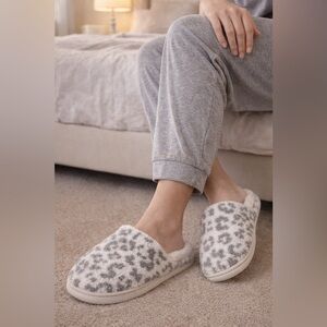 NWT NIP Mirmaru Leopard Print Plush Slippers Cream Gray Size M/L (8–10)